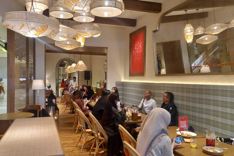 The atmosphere of visitors in the Markette indoor dining area at Grand Indonesia Mall, Central Jakarta, Tuesday (22/10/2024)