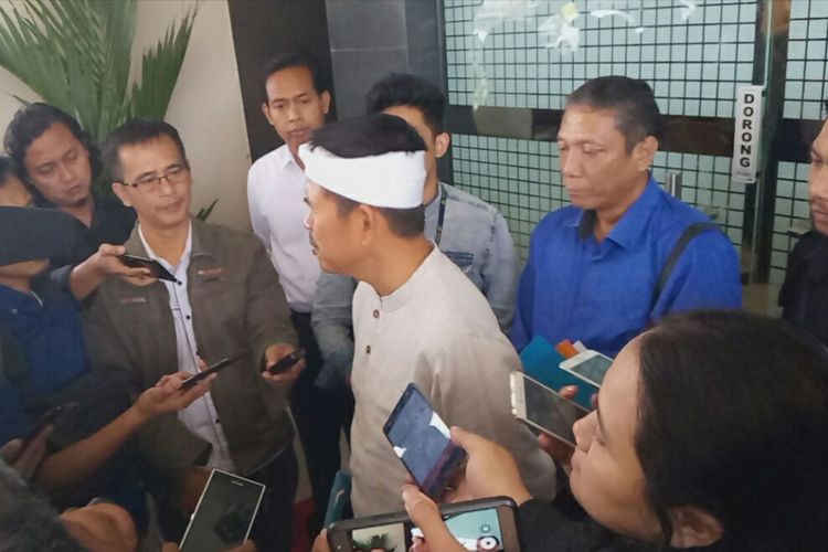 Dedi Mulyadi mendatangi Kantor Direskrimsus Polda Jabar guna menanyakan tindak lanjut pengunggah video permohonan dukungan mahluk gaib di Pilgub Jabar yang dilaporkannya Senin (25/6/2018). 