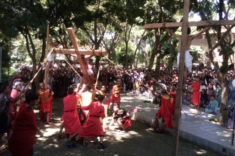 Ribuan umat Katolik dari Ambarawa dan daerah sekitarnya larut dalam prosesi visualisasi jalan salib di Gua Maria Kerep Ambarawa (GMKA), Kabupaten Semarang, Jumat (30/3/2018) pagi yang berlangsung dalam suasana mengharu biru.