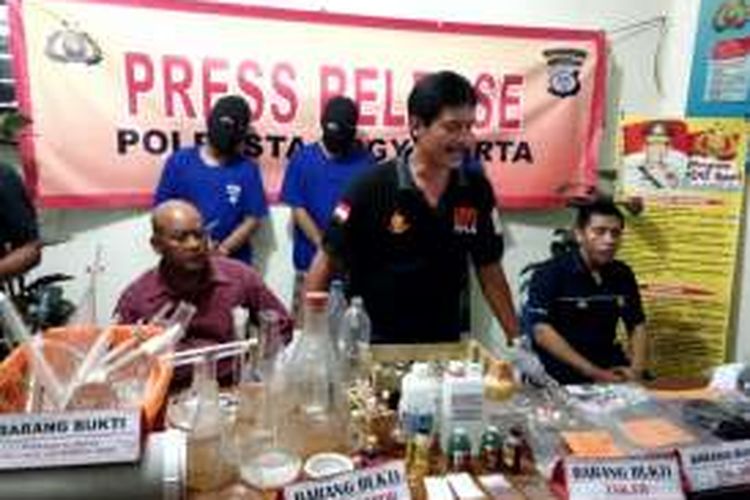 Kasat Resnarkoba Polresta Yogyakarta, Kompol Sugeng Riyadi saat menjabarkan penangkapan AM dan FR