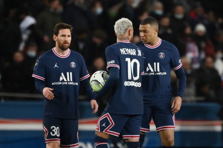 Lionel Messi, Neymar, dan Kylian Mbappe saat PSG melawan Saint-Etienne pada pekan ke-26 Ligue 1 2021-2022.