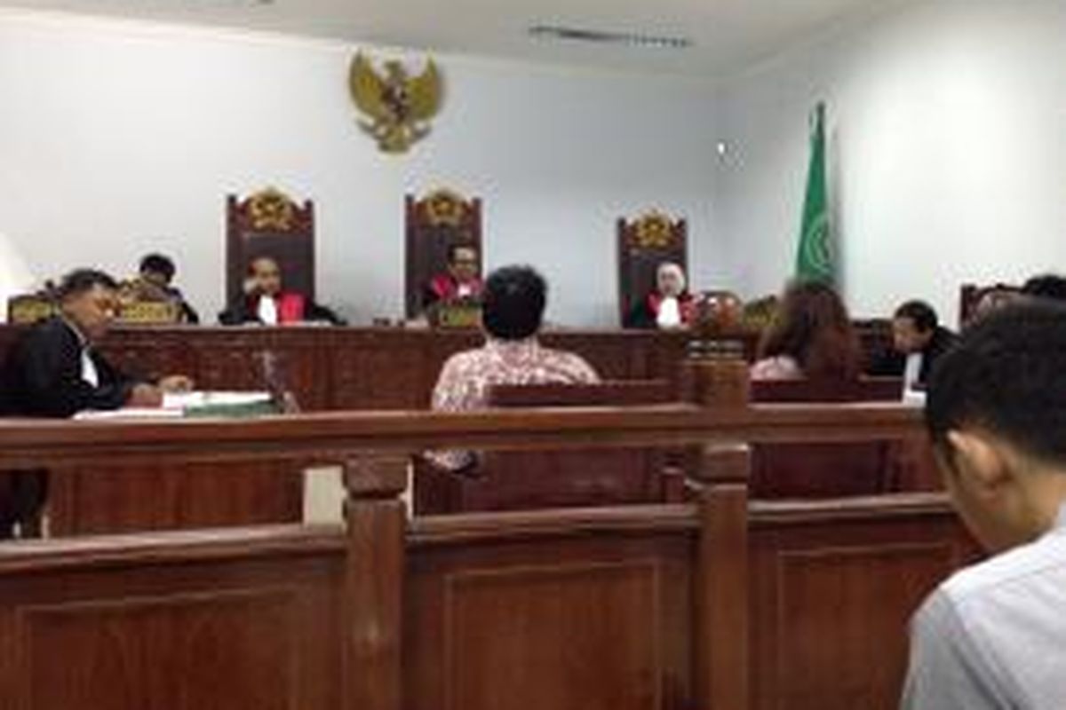 Suasana persidangan kasus kekerasan dalam rumah tangga (KDRT) dengan terdakwa Edy Sulistio yang digugat oleh istrinya sendiri, Lily Elizabeth di Pengadilan Negeri Tangerang, Kamis (25/6/2015). 