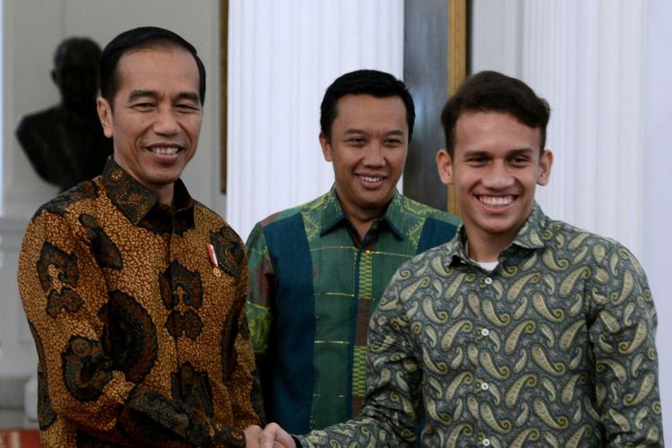 Egy Maulana Vikri dengan ditemani oleh Menpora, Imam Nahrawi, disambut langsung oleh Presiden joko Widodo di Istana.