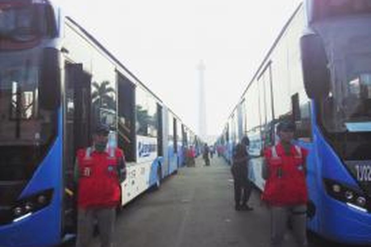 Sebanyak 20 unit bus baru transjakarta merek scania diluncurkan Senin (22/6/2015) pagi di kawasan Monas.