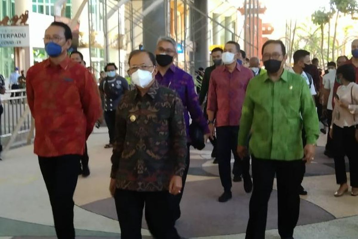 Gubernur Bali Wayan Koster saat memantau kedatangan wisman di Bandara Internasional I Gusti Ngurah Rai. 