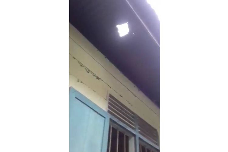 Sebuah video yang bernarasikan batu hitam disebut meteor jatuh dari langit dan menimpa seng salah satu rumah warga viral di media sosial.