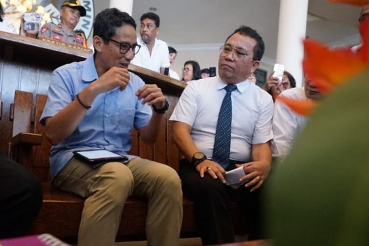 Calon wakil presiden nomor urut 02 Sandiaga Uno saat bertemu pimpinan Sinode Gereja Masehi Injil di Minahasa (GMIM) di Tondano Sulawesi Utara, Senin (5/11/2018).