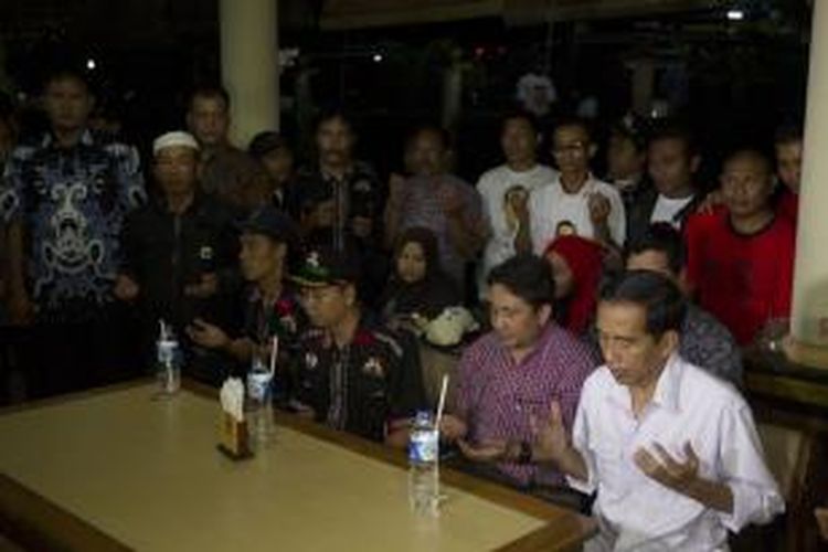 Calon presiden dari Partai Demokrasi Indonesia Perjuangan (PDI-P), Joko Widodo (kanan), melakukan doa bersama pada kunjungannya ke Sukabumi, Jawa Barat, Kamis (27/3/2014). Pria yang akrab disapa Jokowi meminta kepada masyarakat agar memberikan dukungan kepada PDI-P sekaligus turut mengawasi pelaksanaan Pemilu 2014.