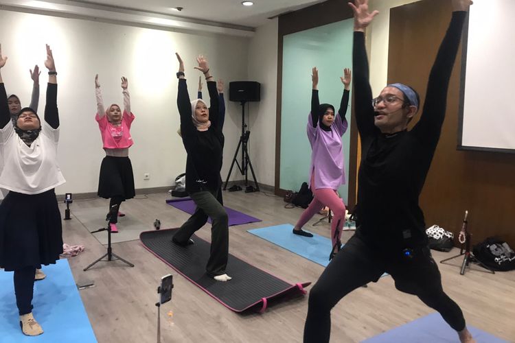 Yoga Trainer Reza Bustami saat mengajar di kelas yoganya pada Jumat (26/4/2024) sore. 