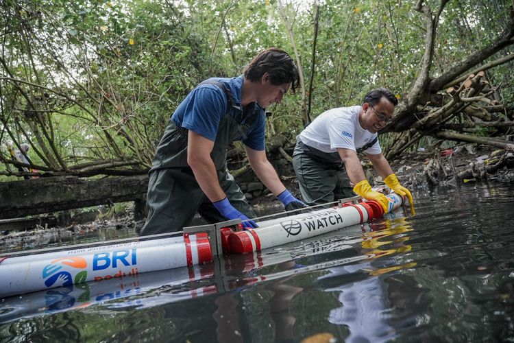 BRI Peduli melalui Program ?Jaga Sungai, Jaga Kehidupan? mengajak generasi muda melaksanakan aktivasi bersih-bersih sungai dan edukasi lingkungan di Tukad Badung