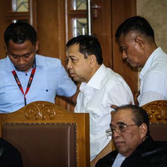 Tersangka kasus korupsi proyek e-KTP, Setya Novanto memasuki ruang sidang di Gedung Pengadilan Tipikor, Jakarta, Rabu (13/12/2017). Setya Novanto akan menghadapi sidang pembacaan dakwaan oleh jaksa penuntut umum.