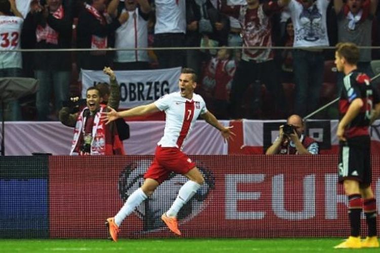 Striker Polandia, Arkadiusz Milik (putih), merayakan gol ke gawang Jerman pada laga Kualifikasi Piala Eropa 2016 Grup D di Stadion Nasional, Warsawa, Sabtu (11/10/2014).