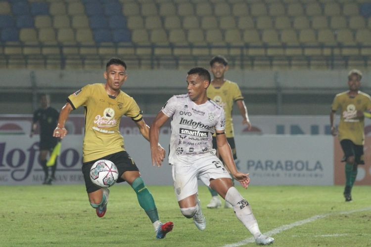 Pemain Persebaya Surabaya Marselino Ferdinan dijaga ketat pemain Bali United Eber Bessa saat pertandingan ketiga babak penyisihan Grup C Piala Presiden 2022 yang berakhir dengan skor 1-0 di Stadion Si Jakak Harupat Soreang, Kabupaten Bandung, Senin (20/6/2022) malam.