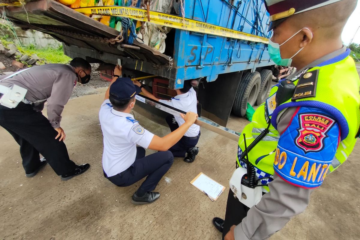 Proses pengukuran truk yang dicurigai dimodifikasi dan melebihi ukuran dari ketentuan. 