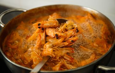 Ilustrasi proses membuat kaldu kepala udang dan kulit udang. 