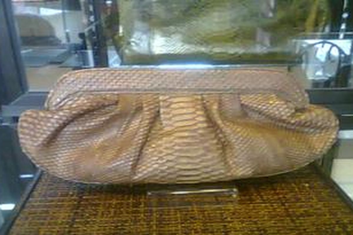 Produk clutch dari Scano yang merupakan favorit di Jepang.