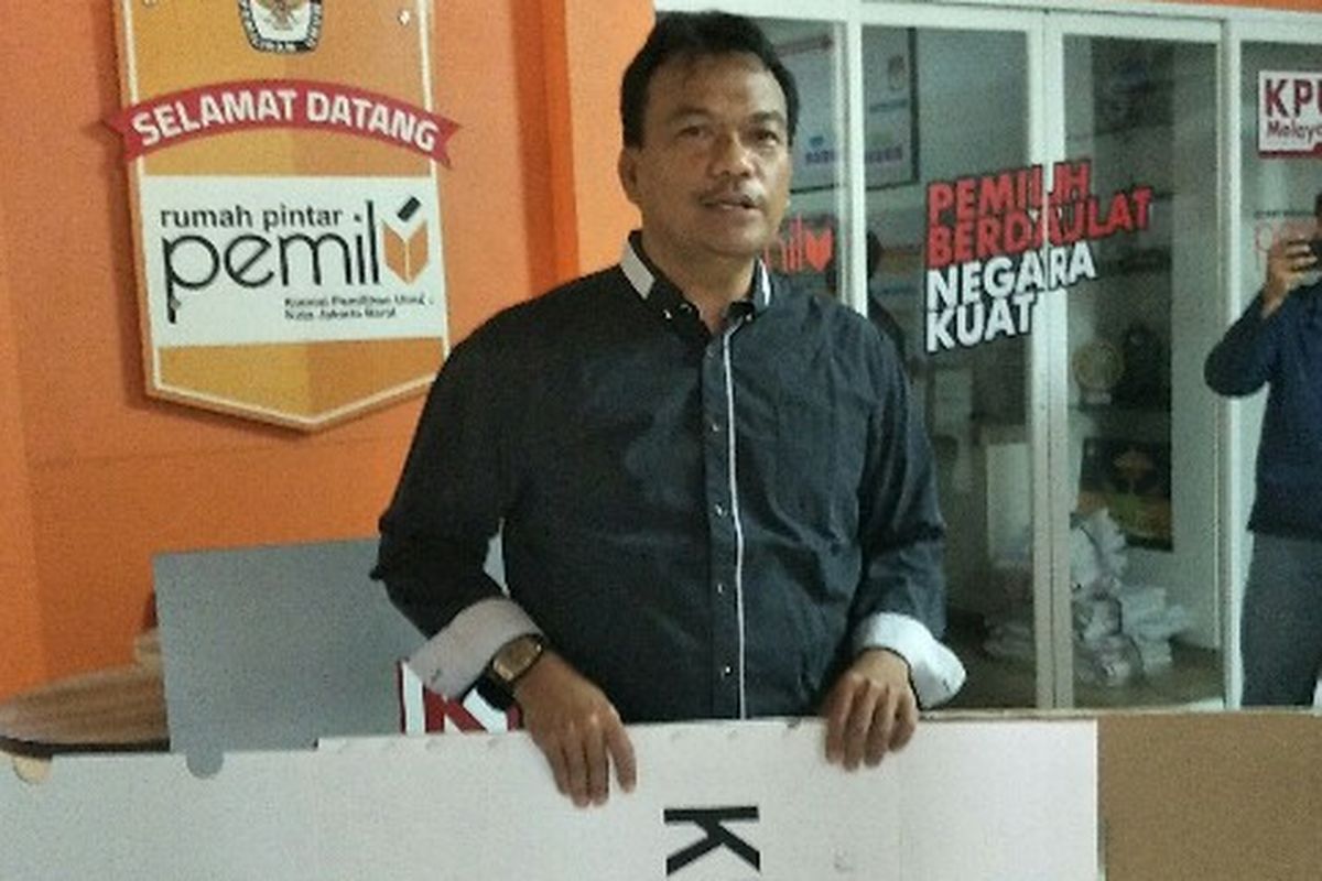 Ketua KPU Kota Jakarta Barat Cucum Sumardi di kantornya Jalan C,  Kelapa Dua,  Kebon Jeruk,  Jakarta Barat pada Selasa (18/12/2018).