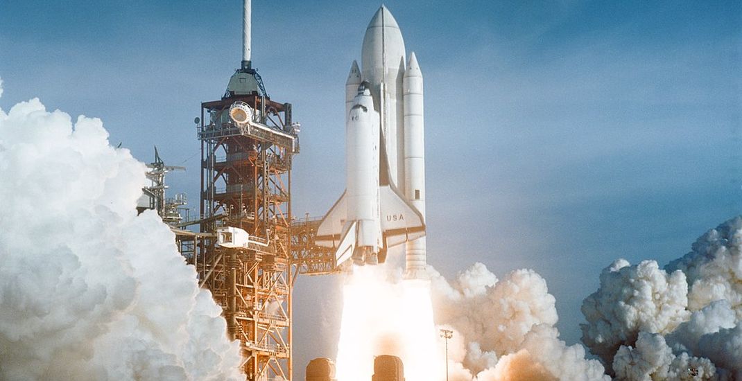 Space Shuttle Columbia, pesawat ulang-aling NASA misi STS-3. Pada 22 Maret 1982, pesawat luar angkasa ini diluncurkan dari Kennedy Space Center, Florida, Amerika Serikat, untuk misi ketiga di orbit Bumi.