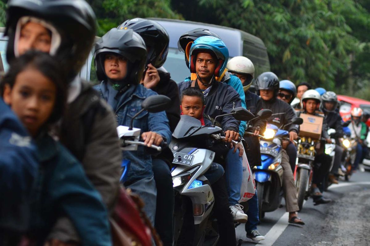 Antrean kendaraan pada arus balik H+2 Lebaran di Jalur Selatan Lingkar Gentong, Kabupaten Tasikmalaya, Jawa Barat, Jumat (7/6/2019). Satlantas Polres Tasikmalaya Kota memberlakukan sistem satu arah untuk kendaraan pemudik dari arah Jawa Tengah menuju Bandung dan Jakarta untuk mengurai kepadatan kendaraan.