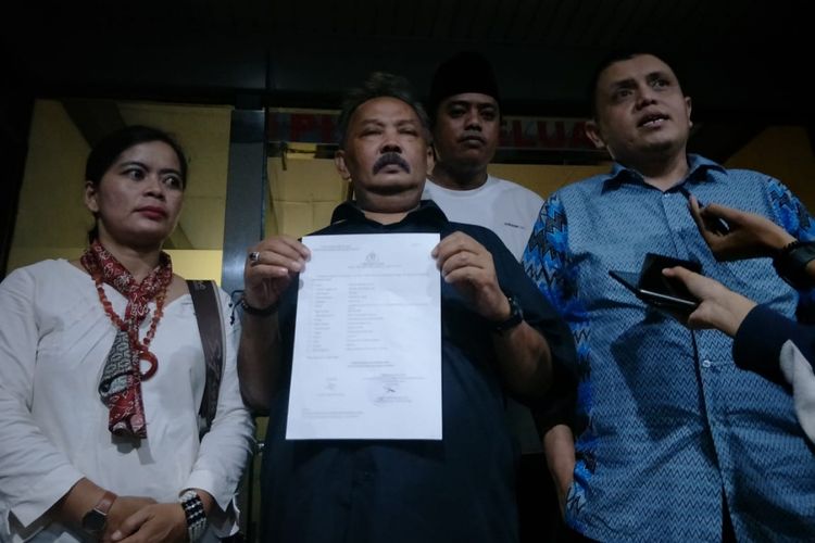 Seorang warga Cipayung, Heru Purwanu (tengah) didampingi kuasa hukumnya, Aulia Fahmi (baju biru) melaporkan kasus dugaan penipuan ke Polda Metro Jaya, Kamis (24/1/2019). 