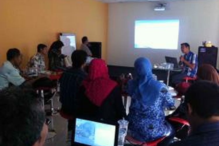 Sejumlah wali santri pondok pesantren moderen Darussalam (Gontor) Jawa Timur mengikuti pelatihan menulis blog di kantor Kompas.com, Jakarta, Senin (28/10) siang.