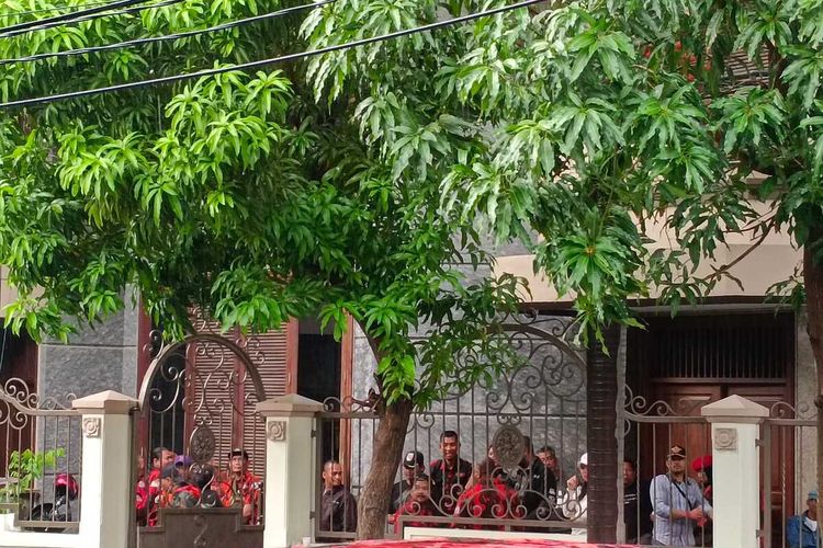 Rumah anggota DPD RI La Nyalla Matalitti di Surabaya.