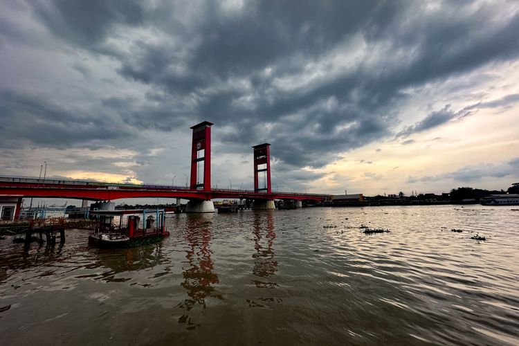 Ilustrasi Jembatan Ampera yang melintasi Sungai Musi di Sumatera Selatan.