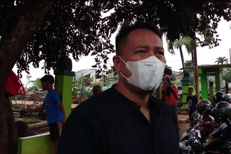 Vicky Prasetyo usai berziarah di TPU Ciputat, Tangerang Selatan, Senin (28/3/2022). 