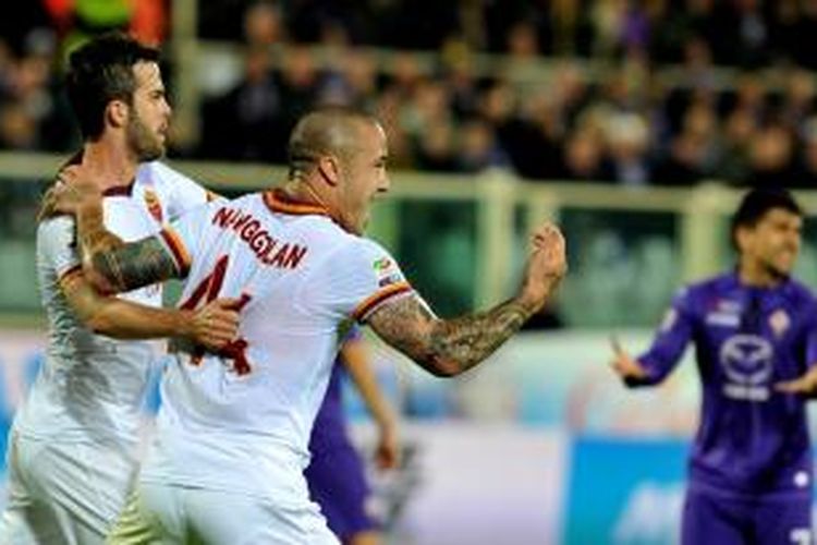 Selebrasi gelandang AS Roma, Radja Nainggolan, seusai mencetak gol ke gawang Fiorentina dalam lanjutan Serie-A, Sabtu (19/4/2014). 