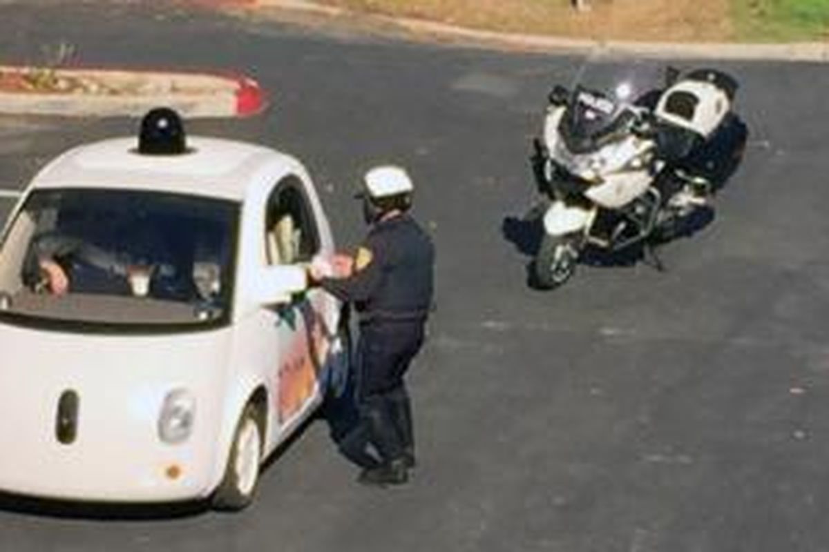 Mobil otonomos Google diberhentikan polisi karena berjalan lambat.