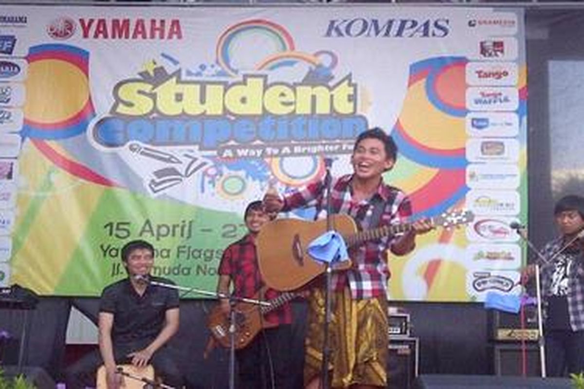 Puncak acara Student Competition yang digelar di Semarang, Minggu (27/5/2012) petang berlangsung meriah. Pemberian hadiah bagi pemenang lomba dimeriahkan penampilan Budi Doremi yang kocak. Acara ini merupakan kerjasama Harian Kompas dan Yamaha.