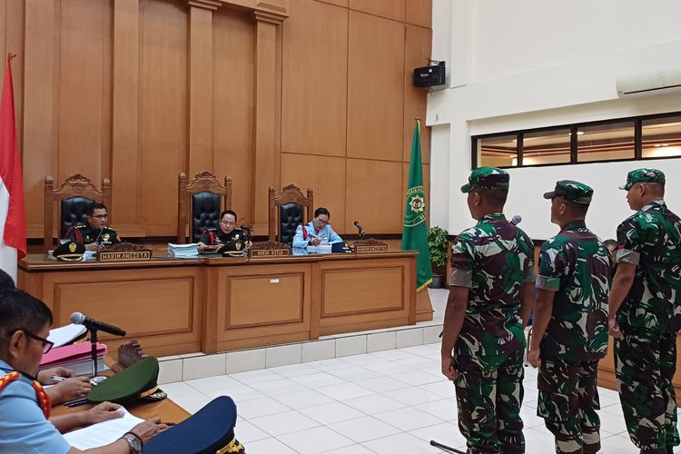 Anggota Paspampres, Praka Riswandi Manik (paling kanan), saat mengikuti sidang pembacaan dakwaan dalam kasus pembunuhan Imam Masykur di Pengadilan Militer II, Senin (30/10/2023).