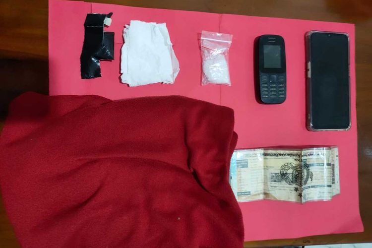 Seorang tersangka Narkoba S (42), asal Kecamatan Kerek, Tuban ditangkap polisi membawa sabu seberat 8,84 gram yang akan diedarkan di Tuban,
