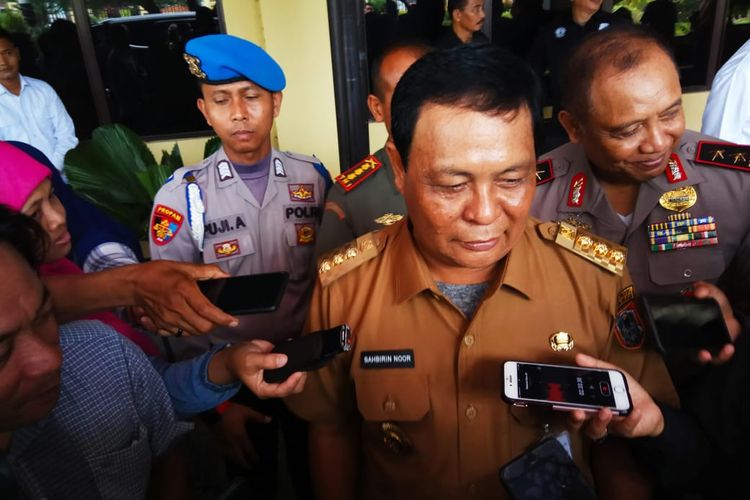 Gubernur Kalsel, Sahbirin Noor, Senin (20/1/2020) meminta PLN wilayah Kalselteng segera mengatasi padamnya listrik yang sudah berlangsung sejak Minggu kemarin.