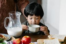 Ketahui, 2 Risiko Anak Minum Susu Malam Hari