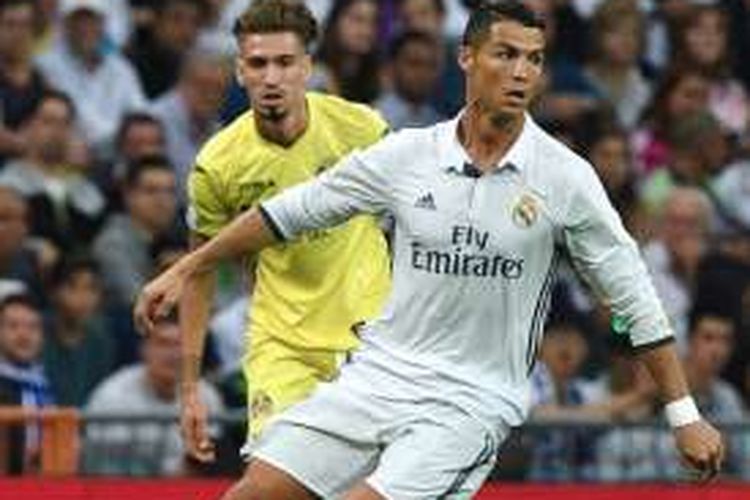 Pemain Real Madrid, Cristiano Ronaldo (kanan), tampil pada laga La Liga kontra Villarreal di Stadion Santiago Bernabeu, Rabu (22/9/2016) waktu setempat.