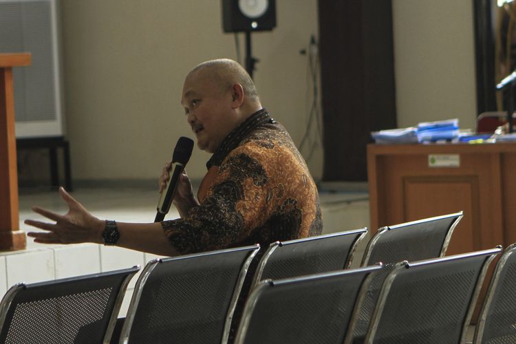 Mantan Gubernur Sumsel Alex Noerdin saat dihadirkan secara langsung dalam sidang kasus korupsi pembelian gas bumi PDPDE yang berlangsung di Pengadilan Negeri Palembang, Selasa (17/5/2022).