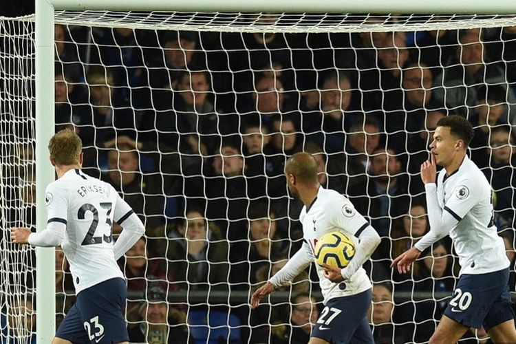 Dele Alli merayakan golnya pada pertandingan Everton vs Tottenham Hotspur dalam lanjutan Liga Inggris di Stadion Goodison Park, 3 November 2019. 