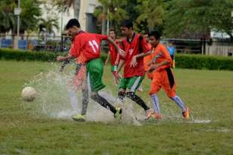 Salah satu pertandingan Liga Santri Nusantara (LSN) regional Jawa Timur IV di Kabupaten Bangkalan. Dalam LSN, ketika ada suara adzan pertandingan distop sementara. 