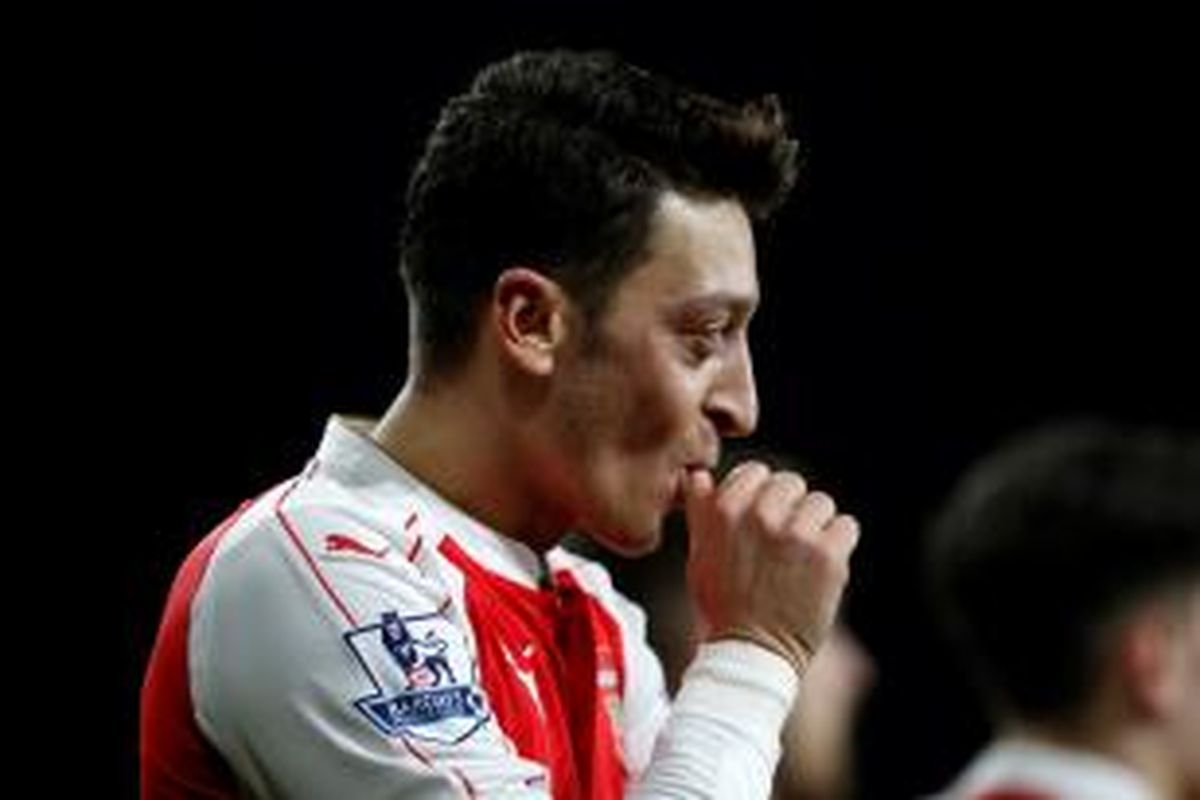 Gelandang Arsenal, Mesut Oezil, merayakan golnya ke gawang AFC Bournemouth pada lanjutan Premier League di Stadion Emirates, Senin (28/12/2015). 