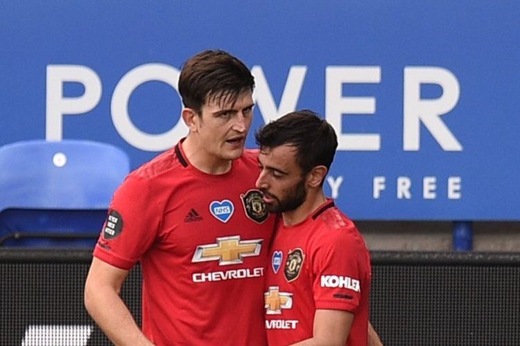 Bruno Fernandes (kanan) merayakan golnya bersama Harry Maguire (kiri) pada laga Leicester vs Man United di Stadion King Power dalam lanjutan pekan ke-38 Premier League, kasta teratas Liga Inggris, Minggu 26 Juli 2020.