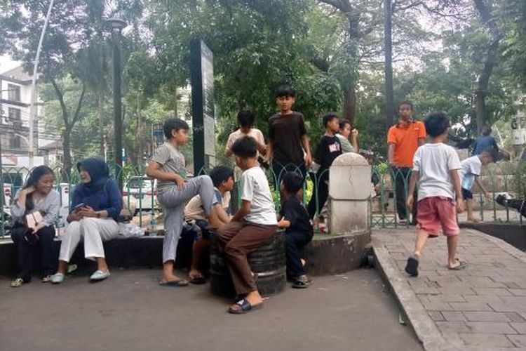 Sekumpulan bocah yang berkerumun ingin melihat penyembelihan hewan kurban di Masjid Cut Meutia, Jakarta Pusat, Kamis (29/6/2023)