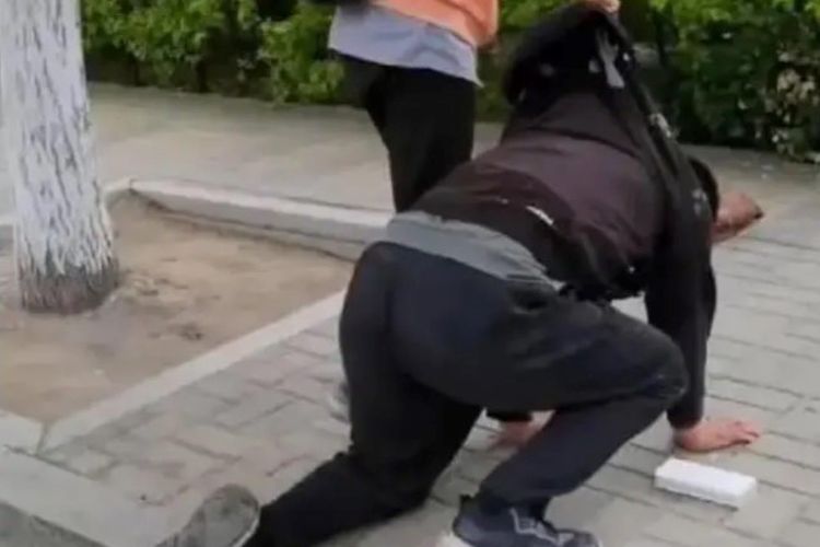 Setelah putri remajanya marah, seorang ayah di China berlutut karena tidak mampu membelikannya iPhone. 