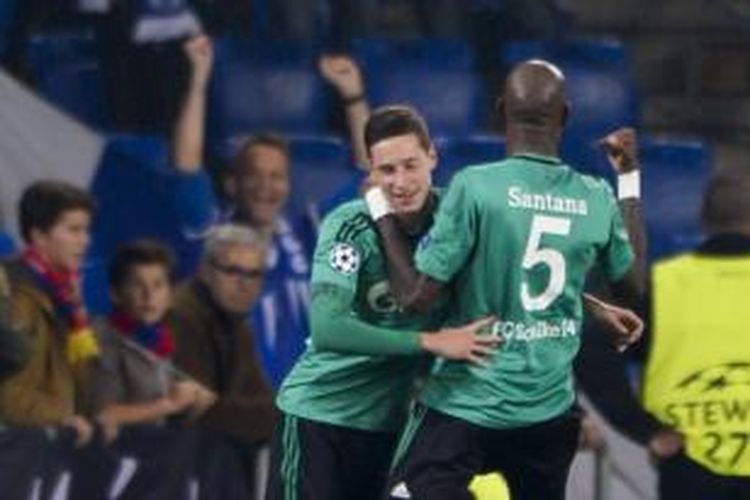 Gelandang FC Schalke, Julian Draxler (kiri), merayakan gol bersama bek Felipe Santana dalam laga kontra FC Basel di ajang Liga Champions, Selasa atau Rabu (2/10/2013) dini hari WIB.