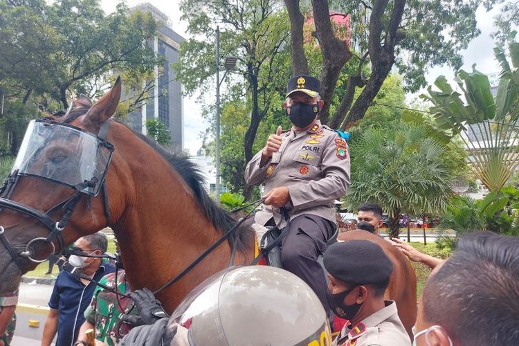 Kapolda Metro Jaya Irjen Pol Fadil Imran mendatangi dan menyapa massa buruh melakukan aksi unjuk rasa di kawasan Bundaran Patung Kuda, Jakarta Pusat, Kamis (25/11/2021).
