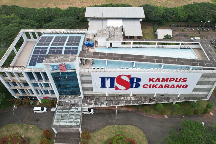 ITSB mulai menerapkan sistem Pembangkit Listrik Tenaga Surya (PLTS) dengan menggandeng SUN Terra sebagai partner konsultasi hingga instalasi sistem PLTS Atap pada gedung utama universitas.
