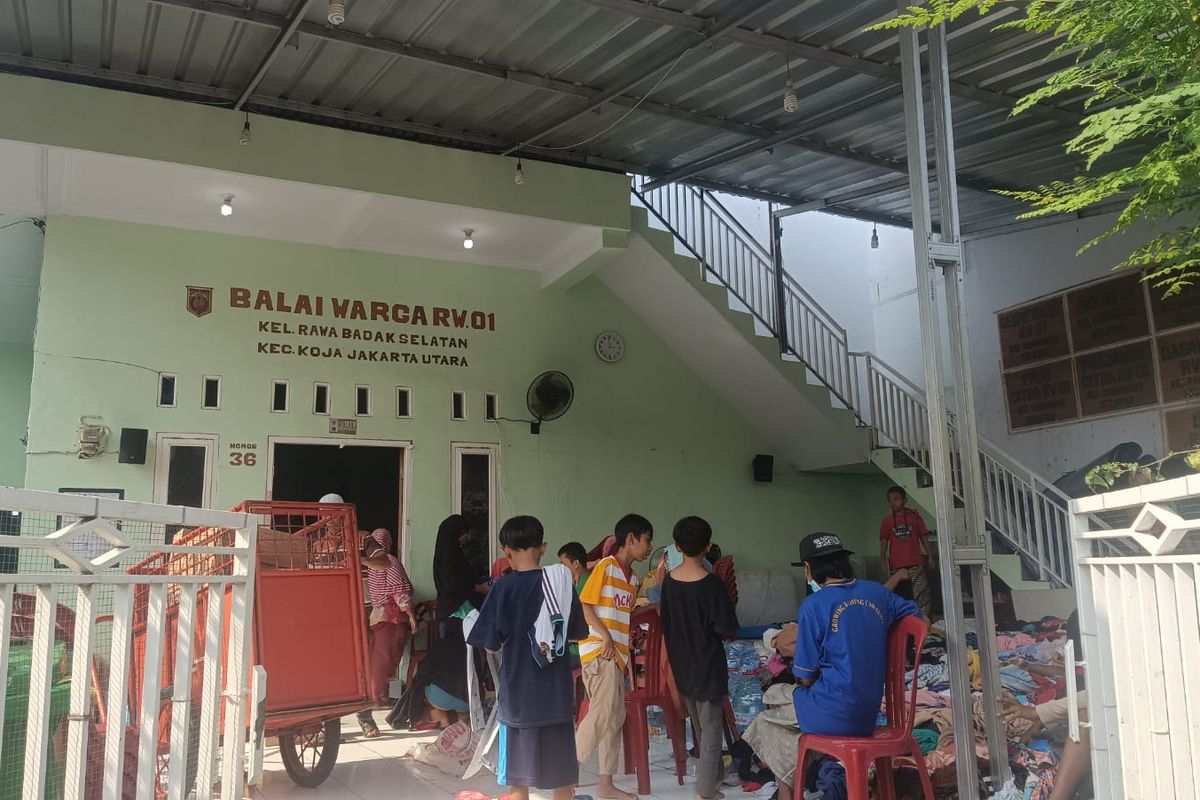 Suasana Balai Warga RW 01 Rawa Badak Selatan, Koja, Jakarta Utara, Minggu (12/3/2023). Banyak yang memberikan bantuan berupa makanan, baju, dan air bersih.