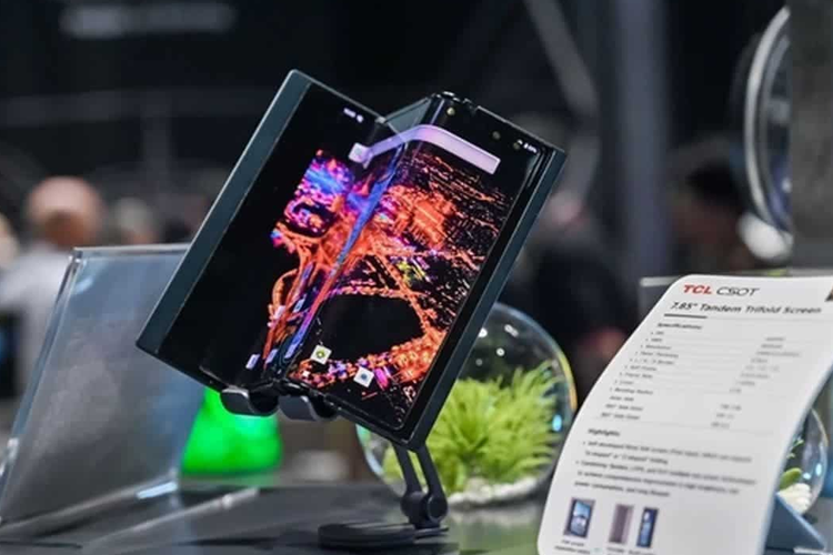 TCL memamerkan smartphone lipat tiga pertama di dunia dengan ukuran layar 7,85 inci, dalam pameran teknologi SID 2024, San Jose, Amerika Serikat.