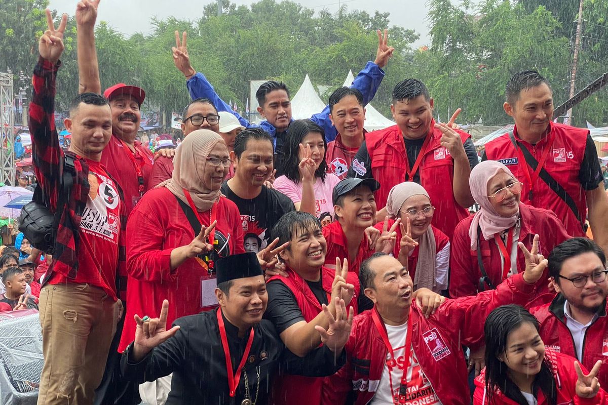 Ketua Umum Partai Solidaritas Indonesia (PSI) bersama caleg-caleg PSI berswafoto di penghujung kampanye akbar PSI yang berlangsung di Lapangan Bola Kedoya, Kedoya Selatan, Kebon Jeruk, Jakarta Barat, Sabtu (27/1/2024).