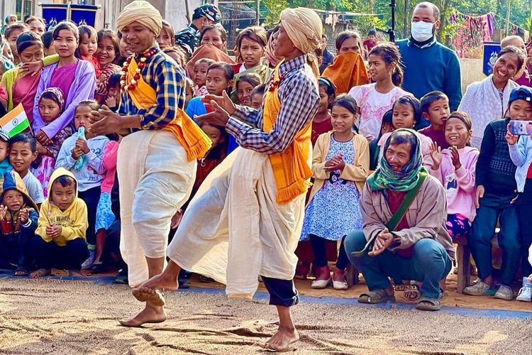 Dua warga Desa Kongthong di India menarikan tari tradisonal dalam Janjatiya Gaurav Divas pada November 2021. Desa Kongthong memiliki tradisi unik yakni setiap bayi yang lahir diberi nama dan dibuatkan lagu.